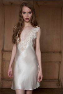 Viva Lace Plunge Slip in Oyster