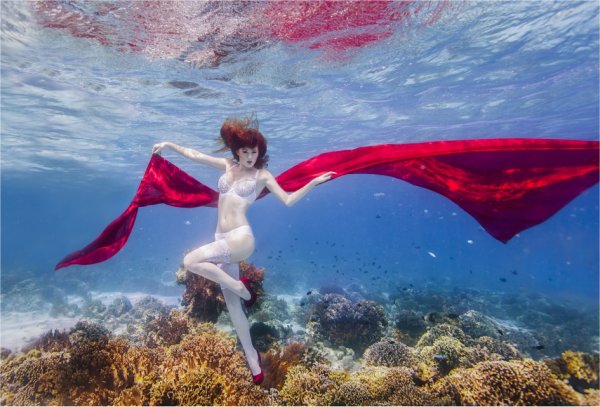 Underwater photo shoot by R. Makiela pour Axami 