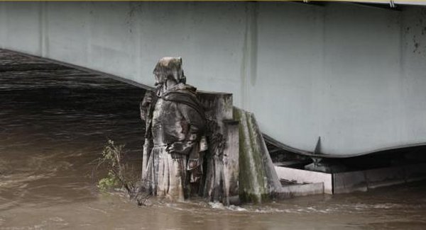 Le Zouave sous l'eau de la Seine